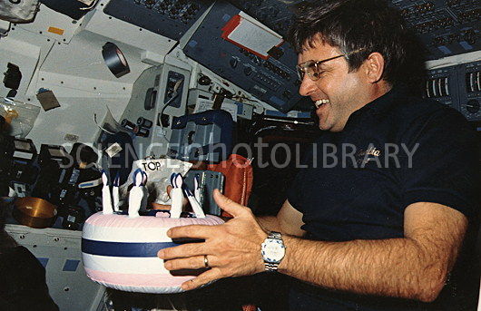 Astronaut Brandenstein with 'birthday cake',STS-32